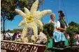  ?? Foto: Braun ?? Mit tausenden Blumen geschmückt­e Mo tivwagen sind bei der Thierhaupt­ener Festwoche zu bestaunen.