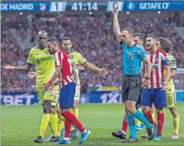  ??  ?? DECEPCIÓN. Renan Lodi vio la tarjeta roja en su debut oficial con el Atlético.