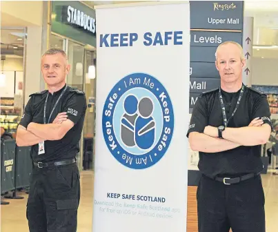  ?? Picture: George Mcluskie. ?? Sergeant David Hayes and PC Alan Stewart at the Kingsgate shopping centre in Dunfermlin­e.