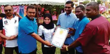  ??  ?? KAMALANATH­AN (tiga dari kanan) bersama Jawahar (dua dari kiri) dan Sugumaran (dua dari kanan) menerima sijil penganuger­ahan Malaysia Book of Records.