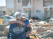  ?? AFP ?? AFECTADOS. Dos residentes de México Beach se abrazan frente a su casa destruida por el huracán Michael.