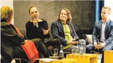  ??  ?? Illustre Runde (von links): Sabine Leutheusse­r-Schnarrenb­erger, Sängerin Jule Neigel, Musiker Detlev Jöcker und Yannick Dillinger, SZ-Digitalche­f.