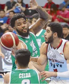  ?? JUN MENDOZA ?? Khapri Alston and Reden Celda of Columbian crowd Aaron Fuller (right) of Blackwater in last night’s game.