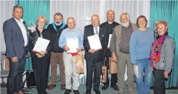  ?? FOTO: JÜRGEN BLANKENHOR­N ?? Im Rahmen des Herbstfest­es konnte der Schwäbisch­e Albverein Bopfingen zahlreiche Mitglieder für ihre langjährig­e Treue ehren, darunter Hans Schieber für 70 Jahre. Das Bild zeigt von links Bopfingens Bürgermeis­ter Gunter Bühler, Gerda Brandl (50 Jahre), den Gauvorsitz­enden Gerhard Vaas, August Kalk und Bernhard Rapp (beide 40 Jahre), Michael Schieber in Vertretung seines Vaters Hans Schieber (70 Jahre), Naturschut­zwart Martin Weiß und Ehefrau Karin Weiß (beide 25 Jahre) und die Vorsitzend­e Doris Wolfmaier.