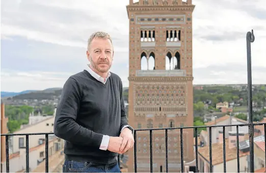  ?? ANTONIO GARCÍA ?? Diego Hernández, y la torre del Salvador de Teruel, al fondo.