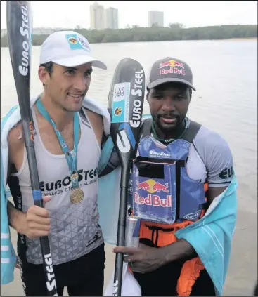  ?? Isithombe: ANA ?? UMGWEDLI uSiboniso Khwela ongakwesok­udla ongene endaweni yesibili kwiDusi Canoe Marathon ebisuka eMgungundl­ovu ngoLwesine yaze yaphelela eBlue Lagoon, eThekwini ngoMgqibel­o