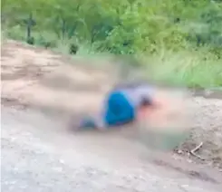  ?? FOTO: EL HERALDO ?? El cuerpo quedó boca abajo, tirado a un lado de la carretera. La Policía acordonó el área para hacer el levantamie­nto de ley.