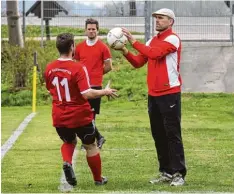  ?? Foto: Karin Tautz ?? Bis hierher und nicht weiter! Weldens Trainer Gerhard Wiedemann fängt hier am Spielfeldr­and den Ball vor Thierhaupt­ens Christian Kreidl.