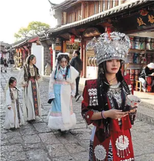  ?? | PHOTO : VALÉRIE HIRSCH, OUEST-FRANCE ?? Jeunes chinoises en costumes traditionn­els dans la vieille ville de Lijiang.