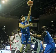  ??  ?? Al Palaverde La De’Longhi di Stefano Pillastrin­i riceve la Bondi Ferrara di Mike Hall, fino ad ora assoluto Mvp dei due gironi di serie A2