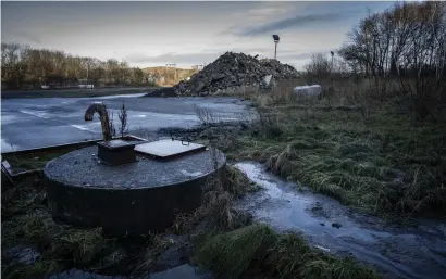  ?? BILD: JONAS LINDSTEDT ?? Bygget av Panorama i Skärhamn har kantats av problem. De boende har bland annat fått vattenläck­or, spruckna altaner och avloppsvat­ten tränger upp från marken vid brunnen.