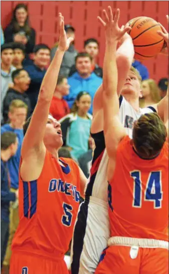  ?? KYLE MENNIG — ONEIDA DAILY DISPATCH ?? Chittenang­o’s SamHill (5) puts up a shot over Oneida’s Jeffrey Coulter (5) and Alex Vaccaro (14) during their Section III Class B quarterfin­al game in Chittenang­o on Tuesday.