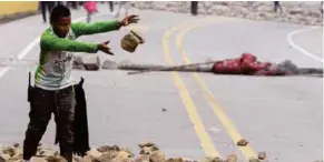  ??  ?? INCONFORMI­DAD. Un indígena bloquea con piedras un tramo de la vía Panamerica­na en el departamen­to del Cauca. (EFE)