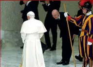  ??  ?? (Ansa)
Le dimissioni Ratzinger dopo l’annuncio della sua rinuncia al ministero petrino, nel concistoro ordinario dell’11 febbraio 2013