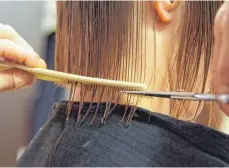  ?? FOTO: IMAGO STOCK&PEOPLE ?? 2021 sind die Preise für den Friseurbes­uch um 4,1 Prozent gestiegen. Auch dieses Jahr wird der Haarschnit­t teurer.