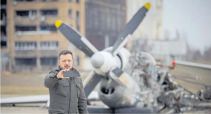  ?? EFE ?? Selfie. El presidente de Ucrania, Volodimir Zelenski, encabezó ayer una serie de actos en el segundo aniversari­o de la invasión rusia su país. Y aseguró que sus tropas vencerán.
