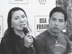  ??  ?? 2019 KADAYAWAN Internatio­nal Dancesport­s organizer Jeanette Ortiz (left) briefs the local sports media on Thursday’s Davao Sportswrit­ers Associatio­n (DSA) Forum at the SM City Davao Annex. With her is world champion ballroom and Hong Kong-based dancer Ezekiel Vargas. (Photo by Seth delos Reyes DSA/SDD)