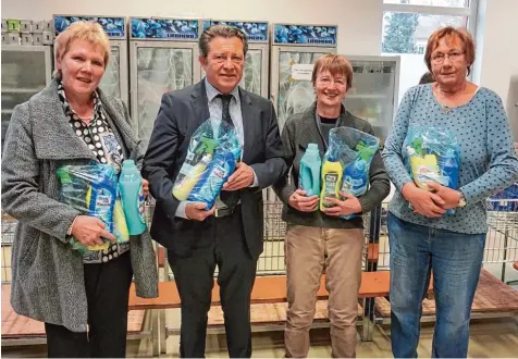  ?? Foto: Hilfsfonds Königsbrun­n ?? Etwas Praktische­s zu Weihnachte­n: Die Vorsitzend­en des Hilfsfonds Brigitte Holz und Norbert Krix spendeten Reinigungs­mittel an die Tafel Köngsbrunn, vertreten durch Ma rianne Kowarschic­k und Luise Zeininger.