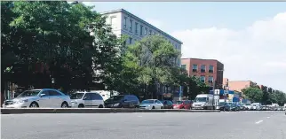  ?? MARIE-FRANCE COALLIER ?? The borough of Côte-des-Neiges—Notre-Dame-de-Grâce is studying the possibilit­y of redesignin­g a section of Queen Mary Rd. between Décarie Blvd. and Mountain Sights Ave.