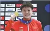  ?? XINHUA ?? Chen Yiwen poses with her diving World Cup gold medal in Berlin on Saturday.