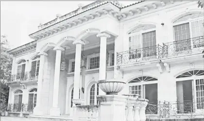  ??  ?? La residencia ex propiedad de Zhenli Ye Gon tendrá un precio de salida de 95 millones de pesos. Tiene unos mil 200 metros cuadrados. Foto difundida por Presidenci­a