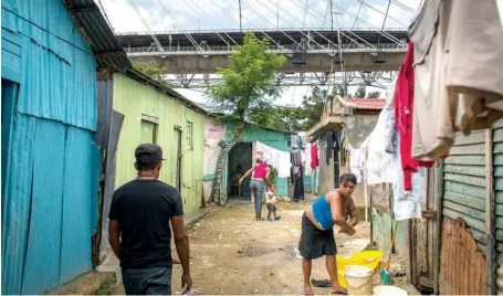  ?? ARCHIVO/ DENNIS M. RIVERA PICHARDO ?? La comunidad Los Mina, a la orilla del río Ozama, es uno de los barrios más empobrecid­os del Distrito Nacional.