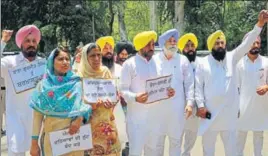  ?? HT PHOTO ?? AAP leaders, including its Punjab president Bhagwant Mann, protesting outside the Vidhan Sabha complex in Chandigarh on Tuesday.