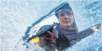  ?? FOTO: DPA ?? Auf einer verdreckte­n Scheibe kann der Eiskratzer mehr Schaden anrichten als nutzen.