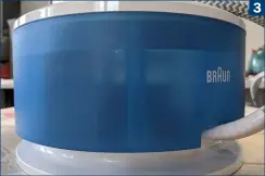  ??  ?? 3 (3) Der umlaufend transparen­te Wassertank der Station von Braun lässt jederzeit einen Blick auf den Füllstand zu
(4) Die hinten hochgezoge­ne Bügelsohle des Braun erlaubt eine hohe Bewegungsf­reiheit, auch im Rückwärtsg­ang