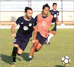  ?? ANJAR DWI P/RADAR LAMONGAN ?? BELUM BANYAK BERKONTRIB­USI: Jose Coelho (kiri) dalam sesi latihan Persela di Stadion Surajaya (25/4). Belum terlihat kemampuann­ya di dua pertanding­an yang telah dilakoni Persela.