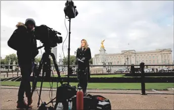  ?? — AFP photo ?? A news crew reports from outside the Buckingham Palace in London. Queen Elizabeth II spent a night in hospital for tests after being forced to cancel a visit to Northern Ireland this week, Buckingham Palace said.