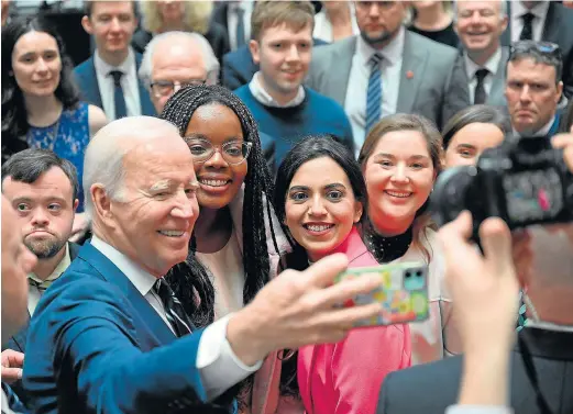  ?? JIM WATSON/AFP ?? Joe Biden se fotografió junto a los asistentes a su intervenci­ón en el campus de la Universida­d de Ulster.