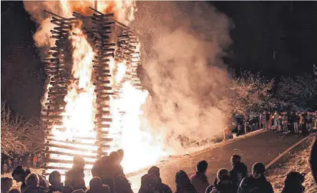  ?? FOTO: HERLINDE GROSS ?? Fans des Spaichinge­r Funkens befürchten, dass die Tradition bald ganz abgeschaff­t werden könnte.