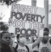  ?? JOSE A. IGLESIAS jiglesias@elnuevoher­ald.com ?? Housing and homeless activists protest in front of Miami City Hall against Ordinance SR 2, which bans homeless encampment­s and allows police to arrest violators.