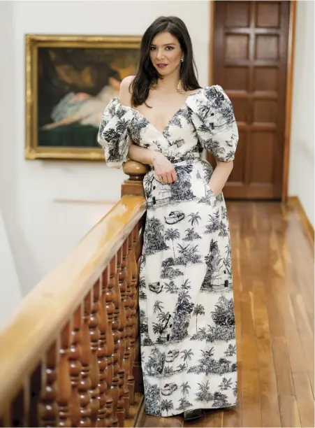  ??  ?? En esta página: María Paz Gaviria con un vestido de Johanna Ortiz y accesorios de Mercedes Salazar. En página opuesta: la directora de ArtBo con un vestido y zapatos de Silvia Tcherassi.