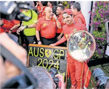  ?? FOTO: WEST/AFP ?? Formel-1-Pilot Carlos Sainz vom Ferrari-Rennstall posiert nach seinem Sieg beim Großen Preis von Australien für die Fotografen. Erst vor zwei Wochen war dem Spanier der Blinddarm entfernt worden.