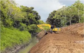  ?? JOSÉ CORDERO ?? Limpieza de caños y cunetas son parte de las labores municipale­s para evitar nuevas inundacion­es en próximos meses.