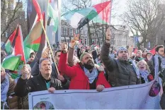  ?? PATRICK POST/ASSOCIATED PRESS ?? Pro-Palestinia­n activists react near the Internatio­nal Court of Justice, or World Court, in The Hague, Netherland­s on Friday.