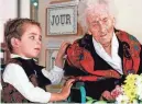  ?? FLORIAN LAUNETTE/AP ?? In 1997, Thomas, 5, brought flowers to Jeanne Calment, 122, in Arles, France.