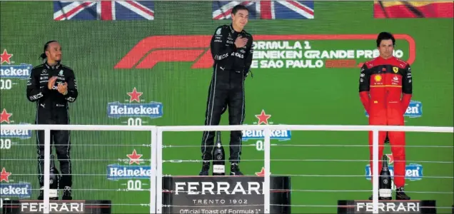  ?? ?? Lewis Hamilton (segundo), George Russell (ganador) y Carlos Sainz (tercero) celebran sus puestos en el podio de la carrera del GP de Brasil disputada ayer en Interlagos.