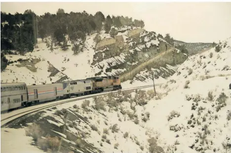  ?? FOTO: FINN HUWALD/DPA ?? Auf der Fahrt schlängelt­e sich der Zug immer wieder durch die Berge der USA.