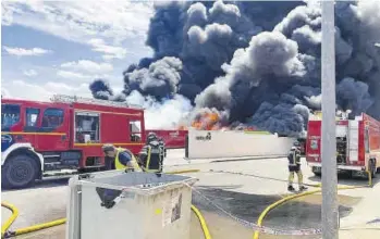  ?? ?? Bomberos en plena tarea de extinción del incendio.