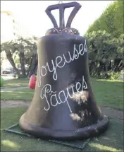  ??  ?? Une cloche de Pâques installée aux jardins Biovès de Menton. (DR)