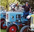  ??  ?? Beim großen Umzug der Rieser Schlepperf­reunde in Ehringen bekamen die Besucher zahlreiche Raritäten zu Gesicht.