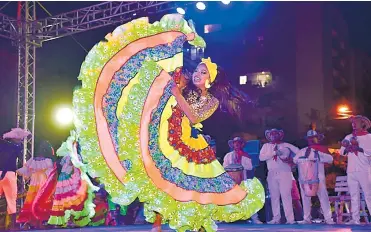  ?? ARCHIVO EL HERALDO ?? Andrea De Alba Polo, reina del Carnaval de la 44 este año, en su espectácul­o de coronación.