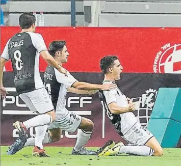  ??  ?? Un solitario gol de Juanto Ortuño en la primera parte dio la victoria y el ascenso al Castellón