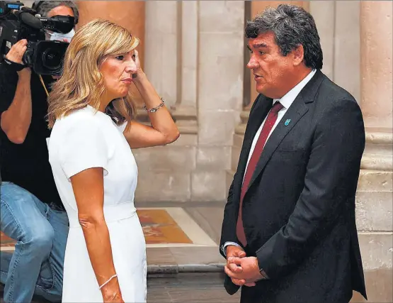  ?? POOL ?? La vicepresid­enta Yolanda Díaz y el ministro de Seguridad Social, José Luis Escrivá, a su llegada al tercer homenaje a las víctimas del Covid en el Palacio Real.