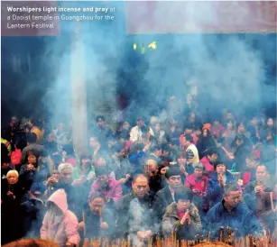  ??  ?? Worshipers light incense and pray at a Daoist temple in Guangzhou for the Lantern Festival