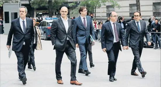  ?? KIKO HUESCA / EFE ?? Los exconselle­rs el día de la vista en que se decretó su encarcelam­iento sin fianza