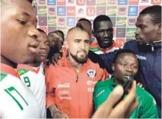  ??  ?? ►Vidal se fotografía con los jugadores de Burkina Faso, que le pidieron la imagen como recuerdo.